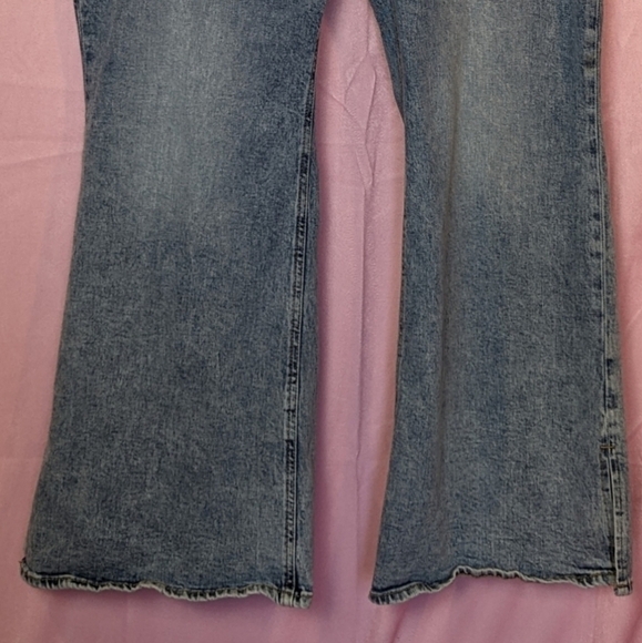 Old Navy Higher High Rise Flare Secret Smooth Pockets Jeans size 26 - Picture 3 of 8
